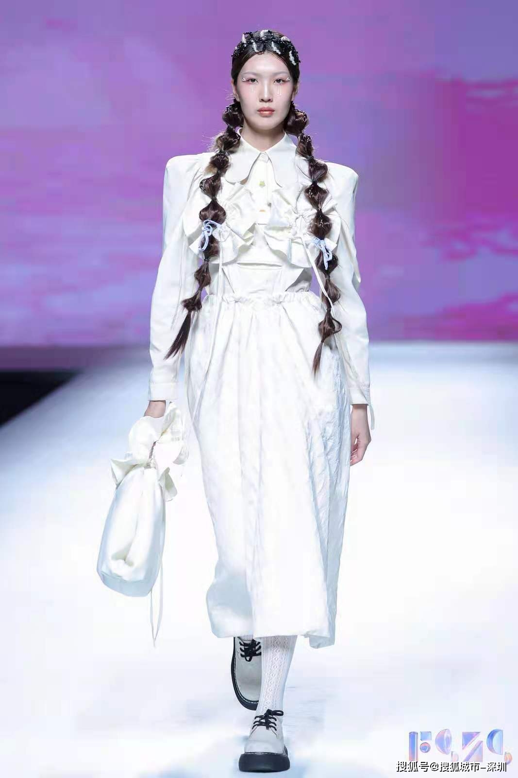 生活|Y2 mon air:“朵朵绽放”时尚大秀倾情演绎,打动灵性少女的高光时刻