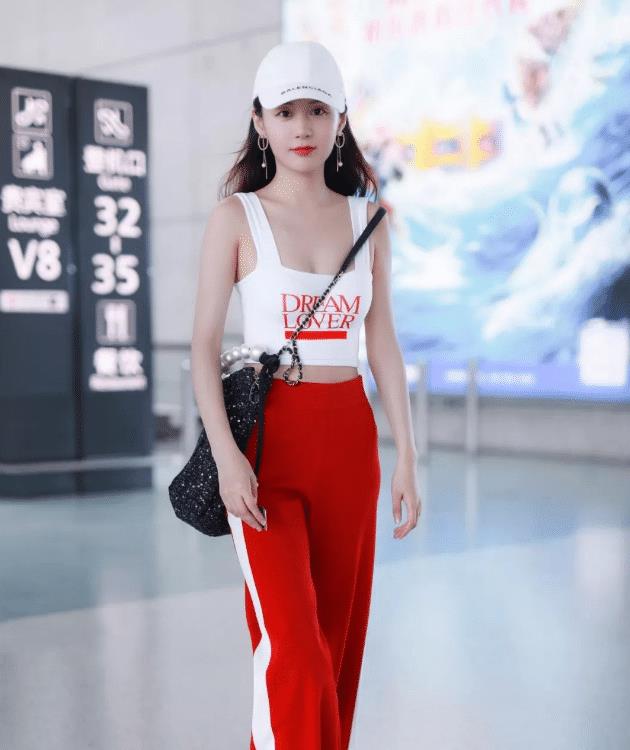 杨家玉|“田径女神”杨家玉私下很会穿,背心配破洞裤,身材比明星还优越