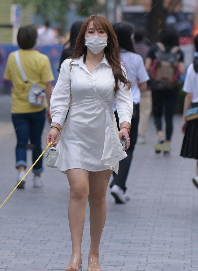 傲人|雪白的连衣裙裙，端庄清丽性感十足，微胖身材秀出傲人胸围