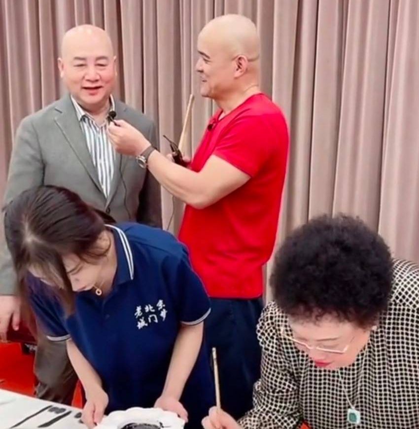 陈丽华|迟重瑞陪老婆绘画被拍，陈丽华老态龙钟，但戴翡翠手镯气质高贵！