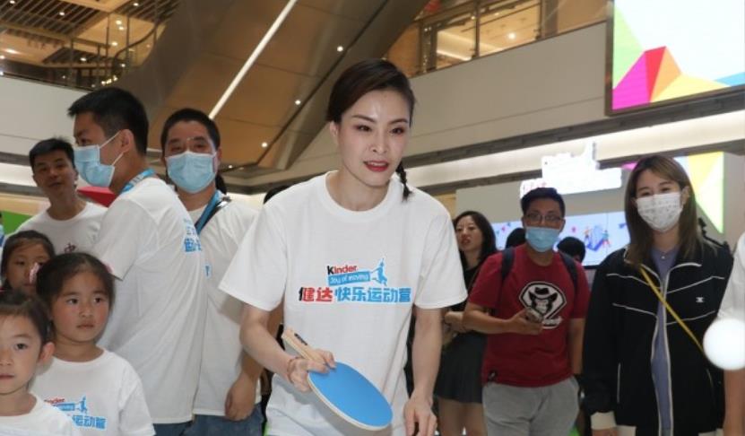 显得|奥运冠军吴敏霞原来这么嫩,简单白T都能穿出小女孩气质,太年轻
