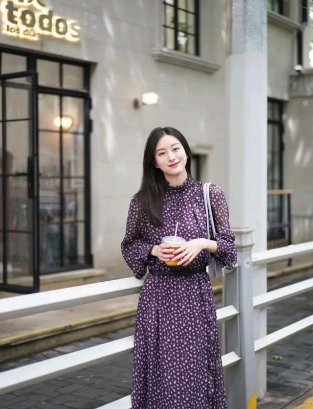 褶皱|深色碎花裙一点都不老气，穿上黑色单鞋，整个造型十分精致。