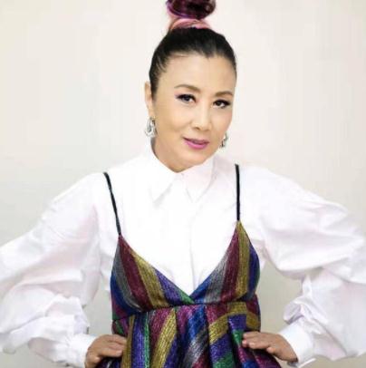 颜色|汪明荃穿荧光绿西装亮相，奶奶辈年纪仍状态满分，不愧是TVB一姐