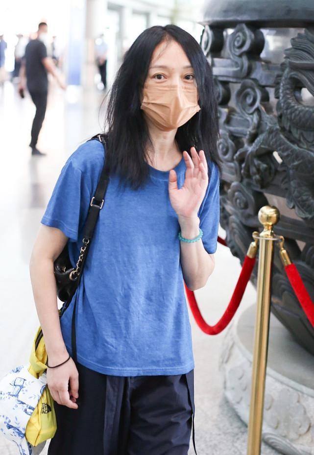 颜色|演技派底气就是足，周迅不仅穿的衣服很简单，头发都是乱糟糟的