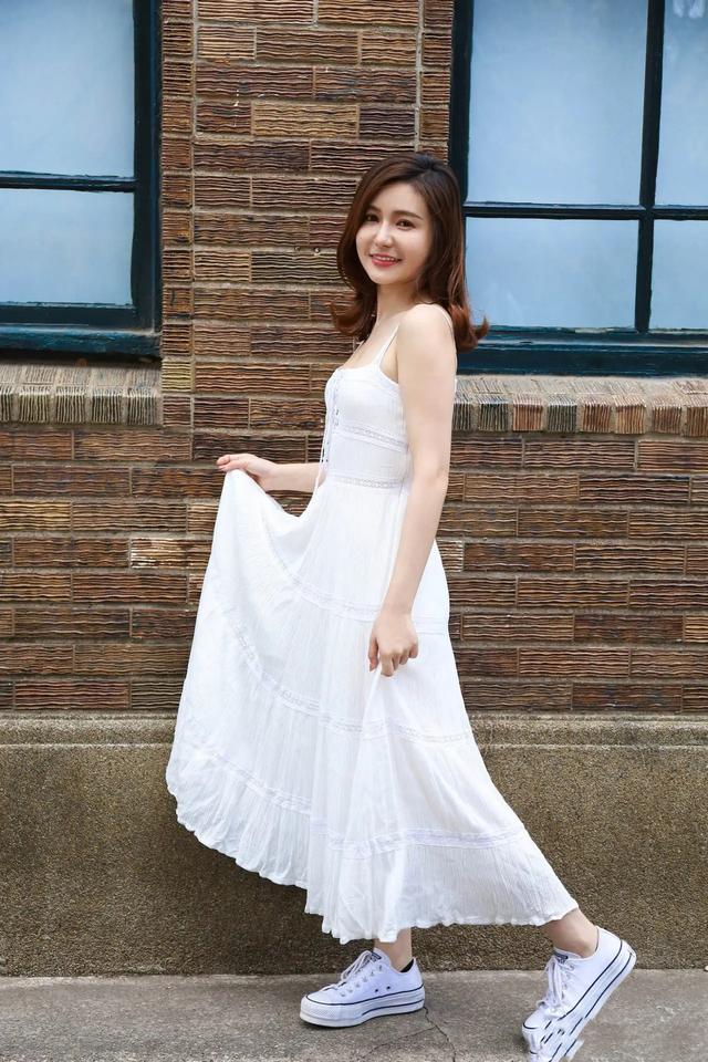 吊带|纯洁白色蕾丝拼接吊带连衣裙，瞬间让你有女人味气质。