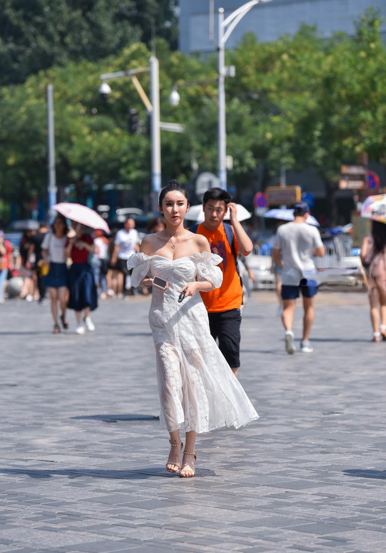 个性|这样配着打底裤，青春又个性，时尚穿搭更显魅力