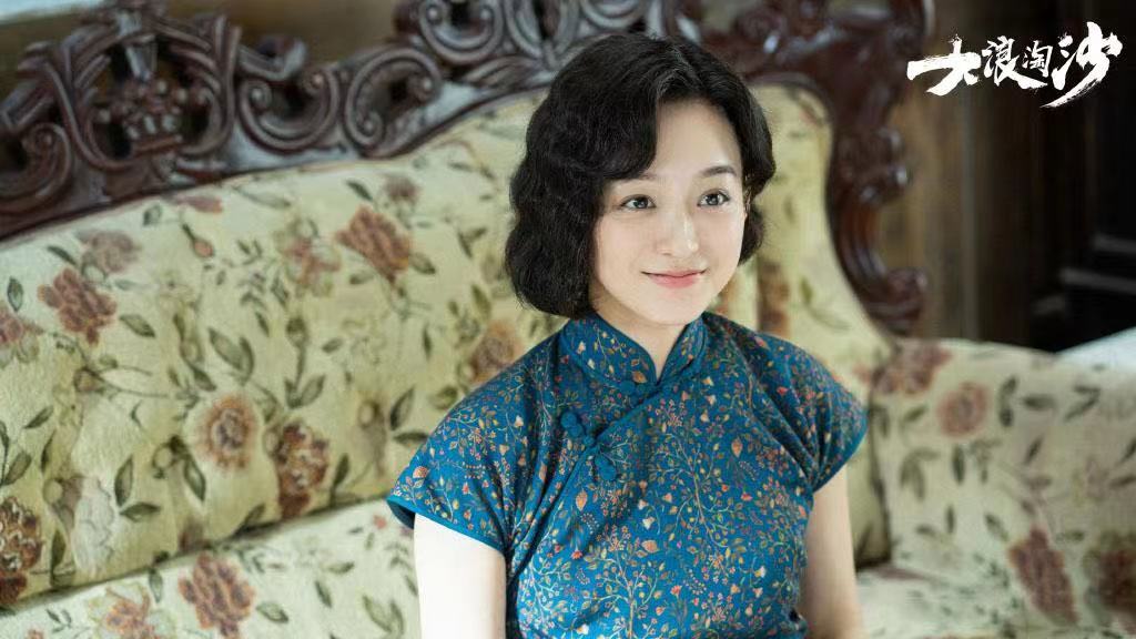 身材|何泓姗气质真好，穿旗袍美的动人一点不像34岁，不愧是“小周迅”
