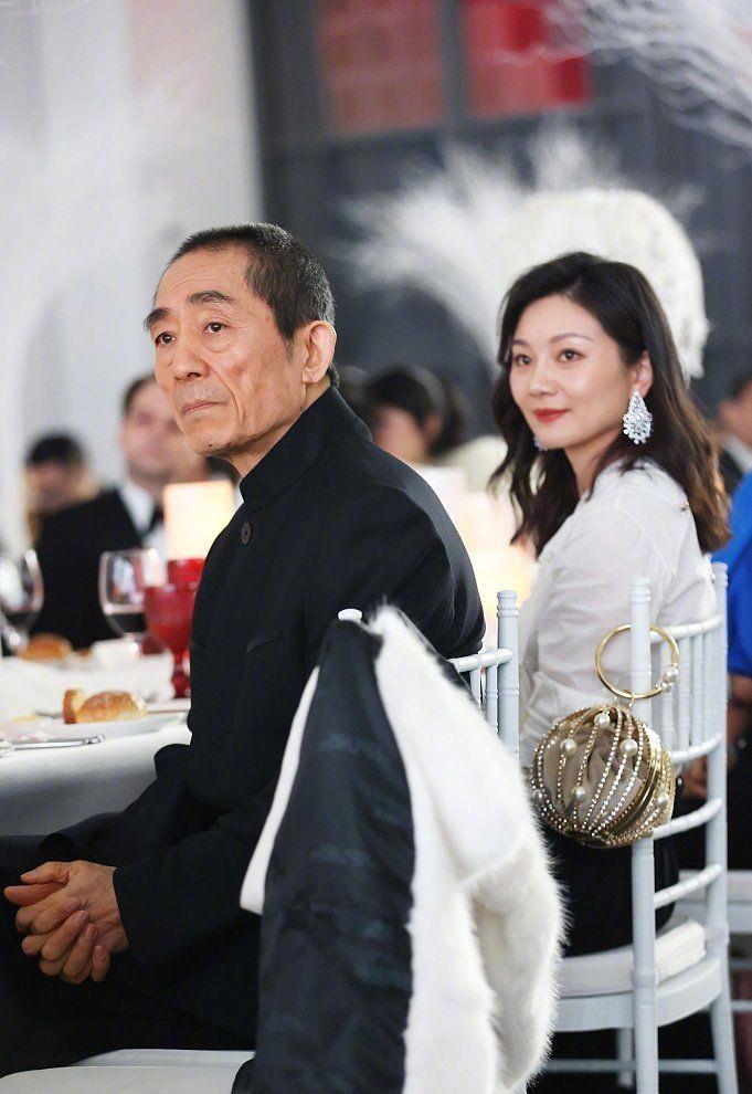 设计|张艺谋携娇妻和儿子亮相，陈婷穿5万多白色上衣出席，气质好优雅
