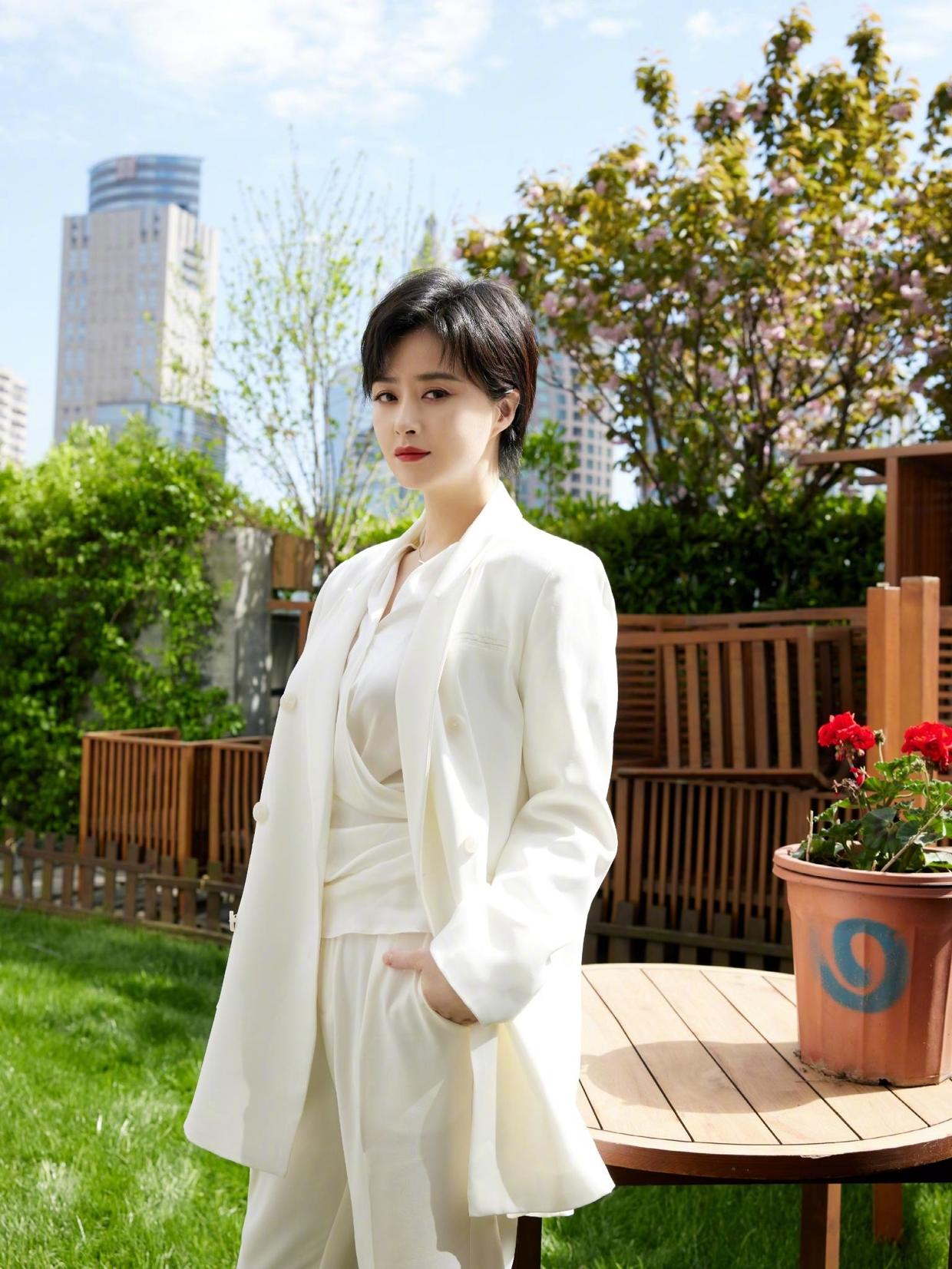 一身|蒋欣终于穿对了，一身白色西服套装知性干练，气场全开真惹眼