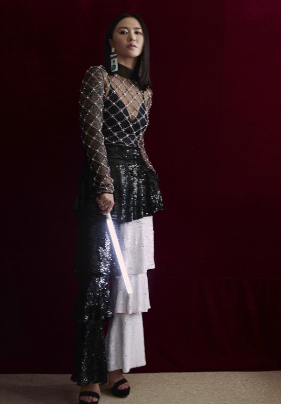 谭维维|谭维维从哪淘来的衣服，“液体裙”上加“渔网”，意外的还挺潮