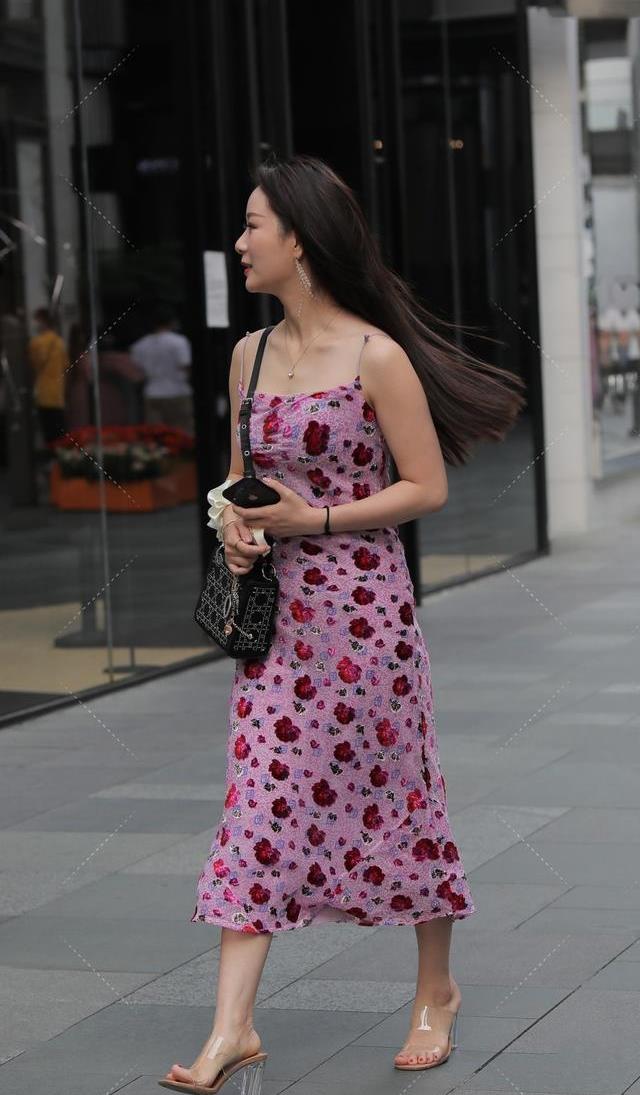 裙子|这款充满生活气息的装扮，却不鲜明