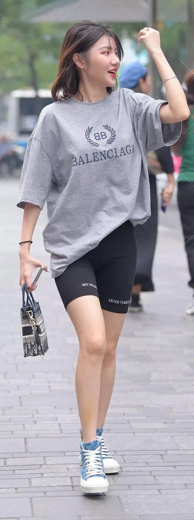高跟鞋|黑色个性短袖搭配红色高跟鞋，网红风，走在街上更吸睛