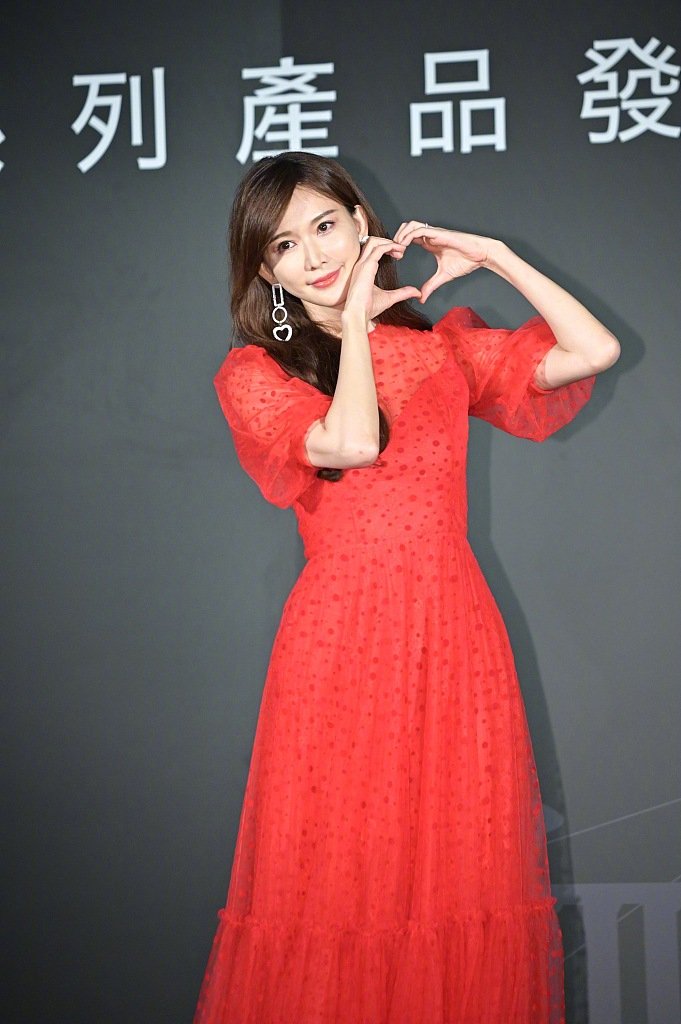 林志玲|46岁林志玲有多会保持?大婶年纪一袭收腰红裙,纤腰长腿比例惊艳
