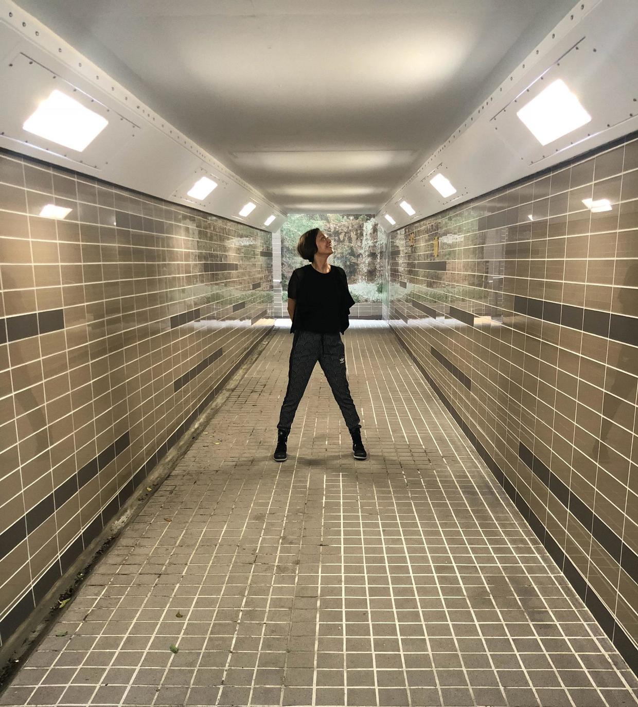 前妻|周润发前妻余安安真胆大,穿一袭白色开叉礼服秀身材,高挑纤瘦