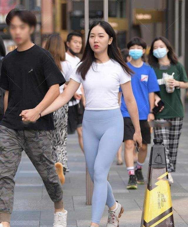 设计|黑色吊带搭配蓝色短裤，时尚优雅，设计复古更加吸睛