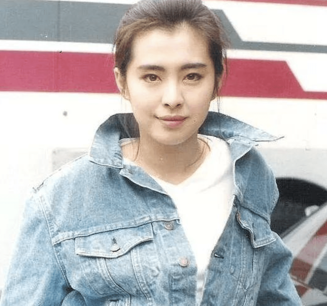 状态|54岁王祖贤晒自拍，无滤镜下皮肤松弛法令纹抢镜，与狗为伴显孤独