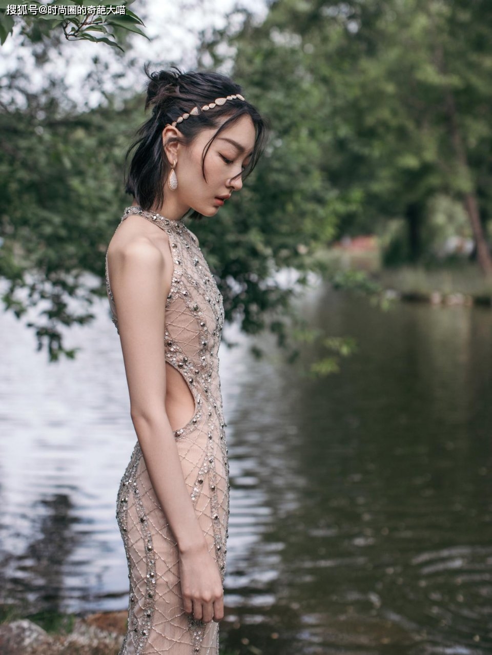 周冬雨|姚晨气质比品位更在线,衣服全靠身材撑,周冬雨罕见找到合身礼裙