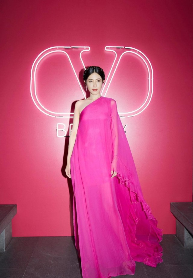 身材|曾黎真是太好看了,穿松垮垮的玫粉色长裙,也不影响颜值发挥