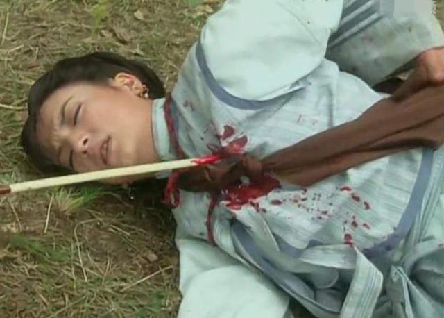 《还珠格格》两版小燕子被箭射中, 一个痛苦无助 想笑