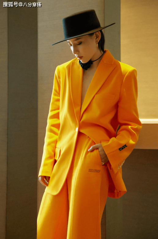 身材|江美仪太懂秀身材，穿红色西装干练潇洒，身姿挺拔不像49岁中年人