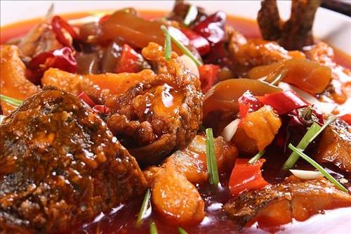 新疆大盘鱼是一道由大块鱼肉,胡萝卜,土豆,紫皮洋葱,青椒,红椒等做成