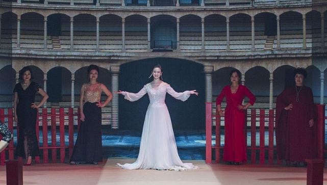 身材|翁虹的气质看着还挺高级的，可是礼裙穿得挺普通，显不出身材优势