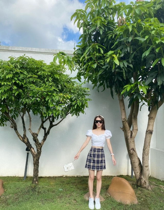 设计|方媛网红风淡了不少，精致长相穿裹身裙，泡泡袖尽显少女娇气