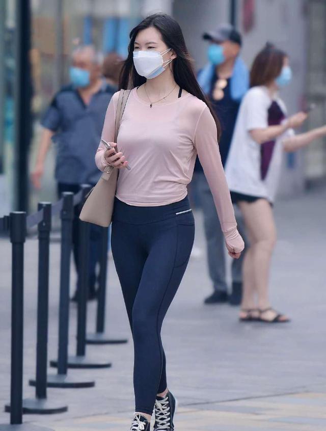 浅色|精致大方的打底裤充满美俏的魅力，带来别样的风情，吸引视线