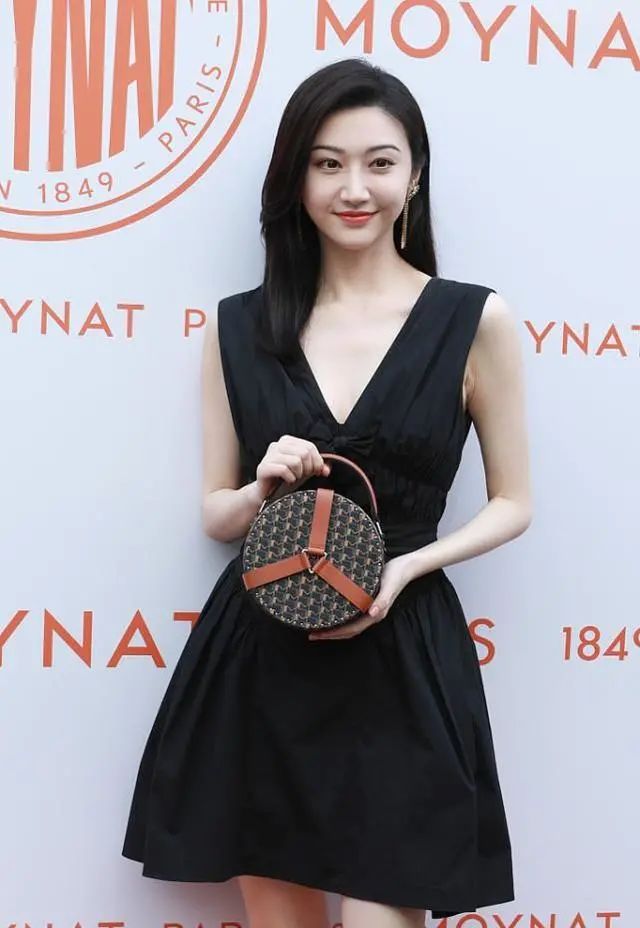景甜|景甜有种复古美感,柳叶眉穿V领裙,一身黑尽显轻熟女人味道