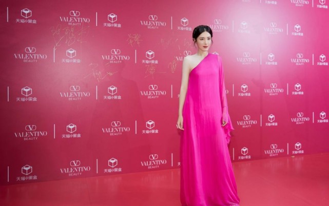 身材|曾黎真是太好看了,穿松垮垮的玫粉色长裙,也不影响颜值发挥