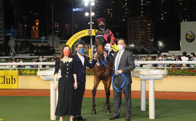 贵妇|郭富城真有福气，老婆穿搭温柔大方，虽然年轻却很有贵妇气质