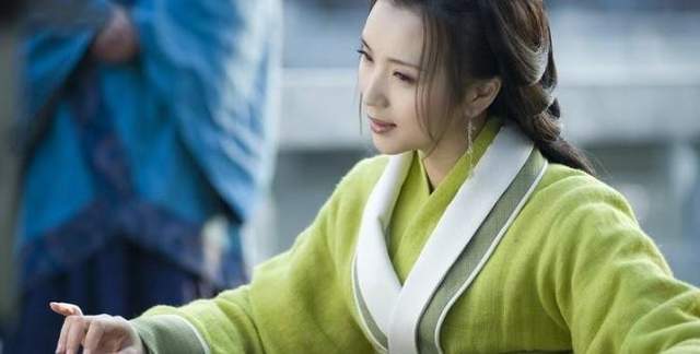 赵丽颖|古装绿衣美人：刘亦菲脱俗，赵丽颖灵动，热巴娇俏，她俩最经典！