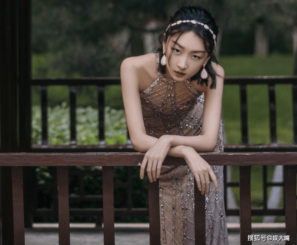 周冬雨|周冬雨裸色露背礼服气场大女人味足！侧身露腰被侃：身体未成年？