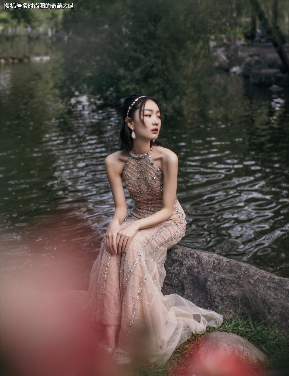 周冬雨|姚晨气质比品位更在线,衣服全靠身材撑,周冬雨罕见找到合身礼裙