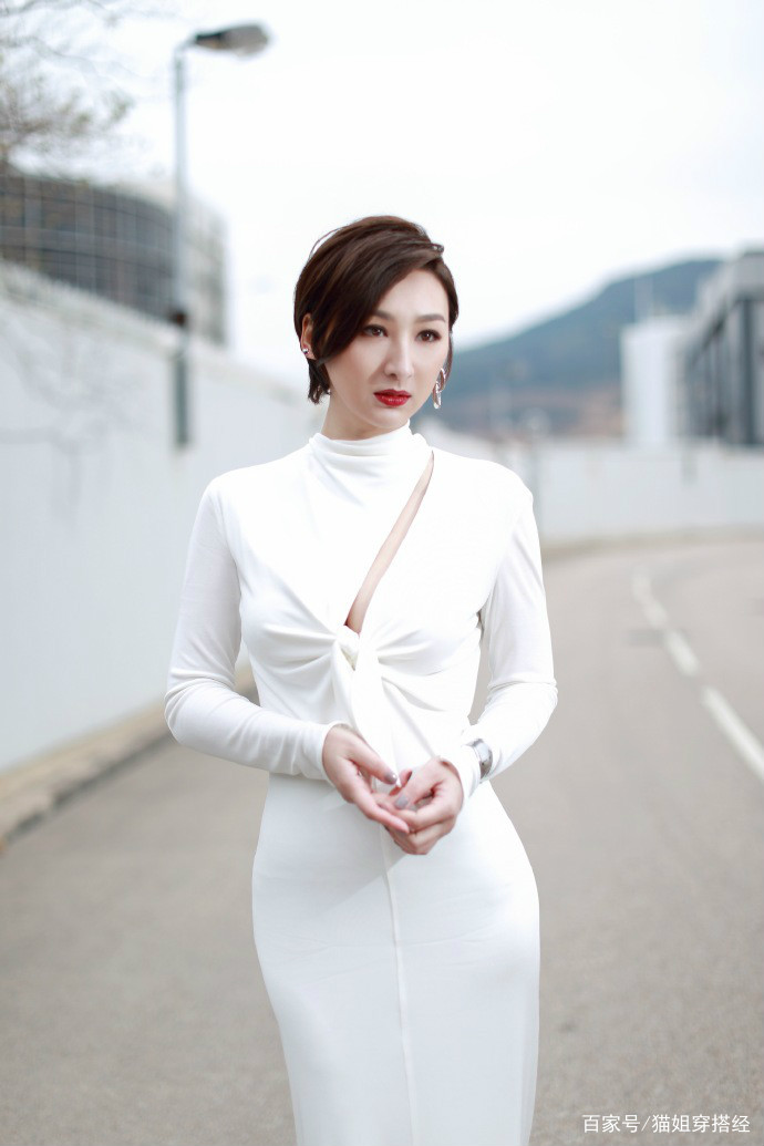 曲线|高海宁“翻红”后越发自信，大胆挑战紧身裙，裹出曲线惊艳了