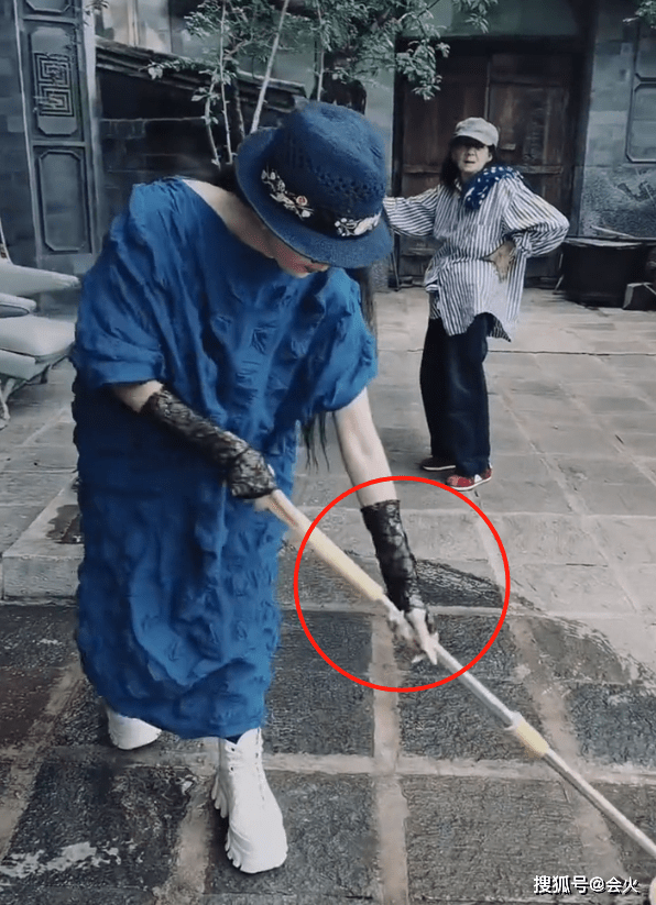 都说|63岁杨丽萍做家务被拍！带黑丝手套拿拖把，指甲太长干活不方便
