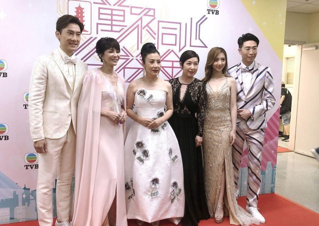 时尚|女明星一把年纪也要扮嫩，汪明荃大郑裕玲10岁，穿裙子像同龄人