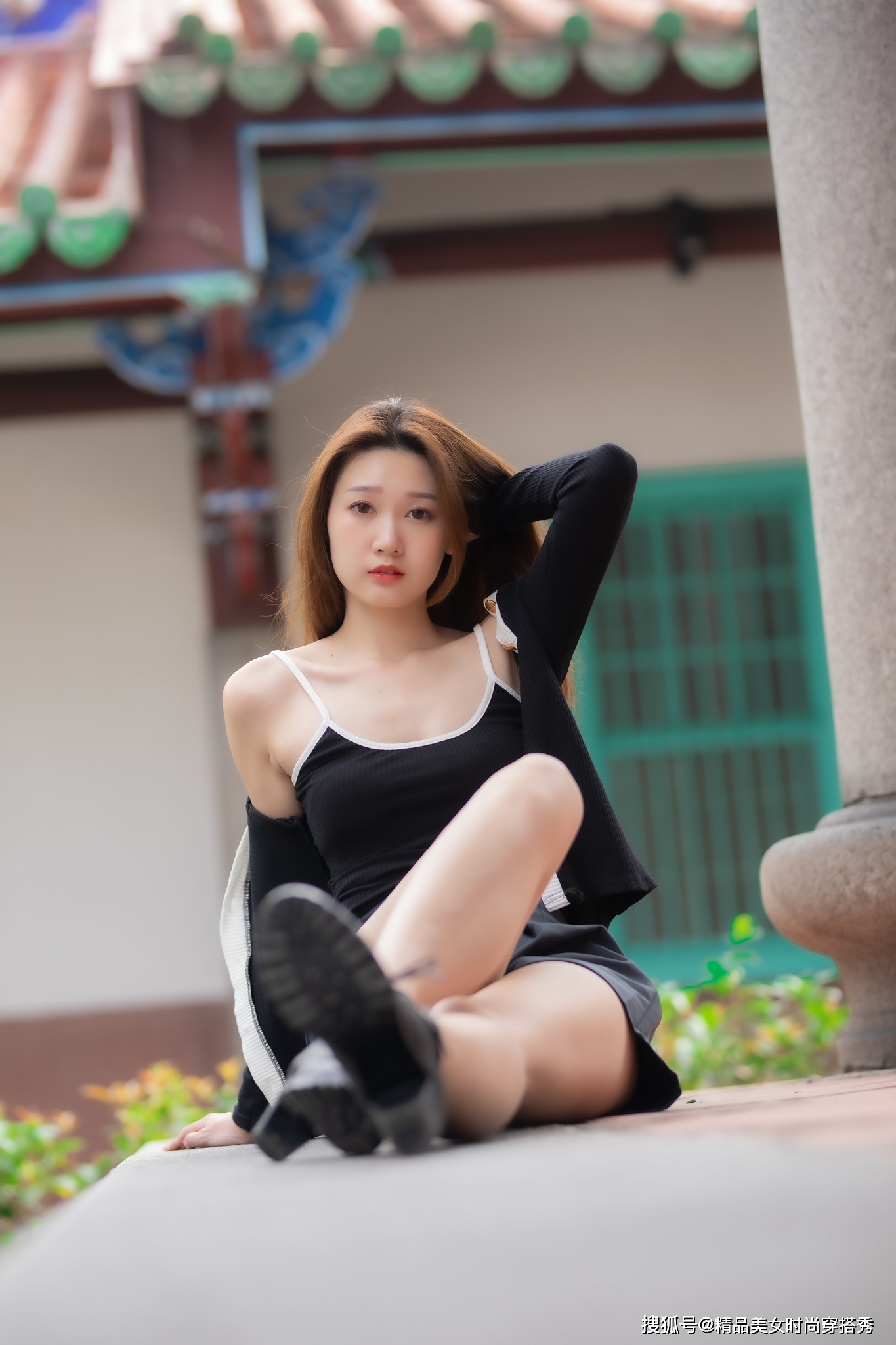 高跟|休闲的针织开衫内搭简约吊带，下搭高级灰色的休闲短裤，潮范十足