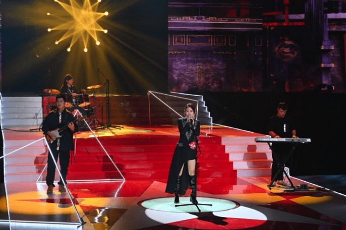 《星光大道》舞台迎来繁星互娱超级女声柏静登场,抒情摇滚信手拈来