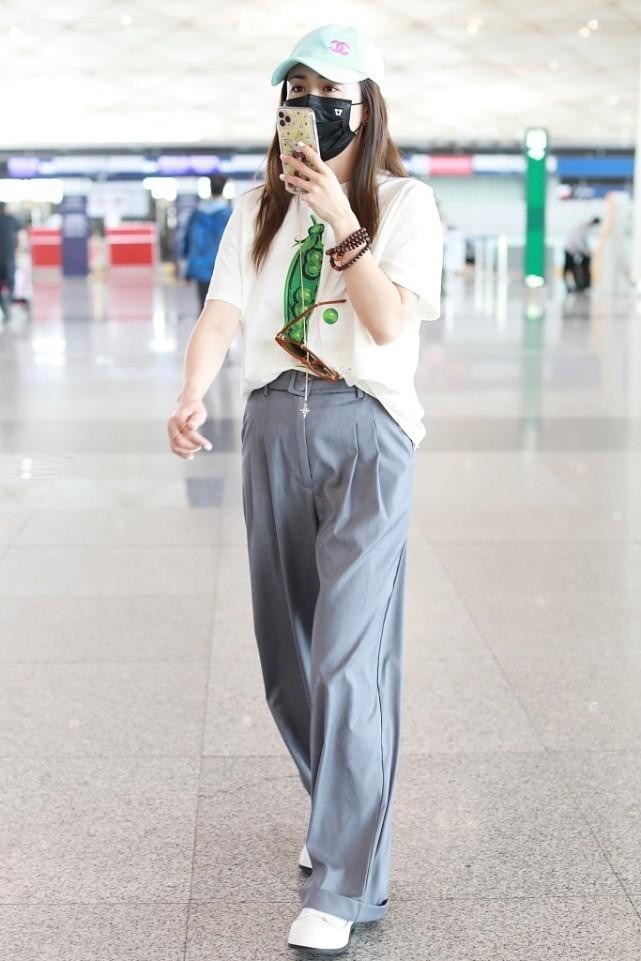 迷彩|刘芸与郑钧牵手穿得稳重，黑色T恤配迷彩裙秀美腿，两人更似父女
