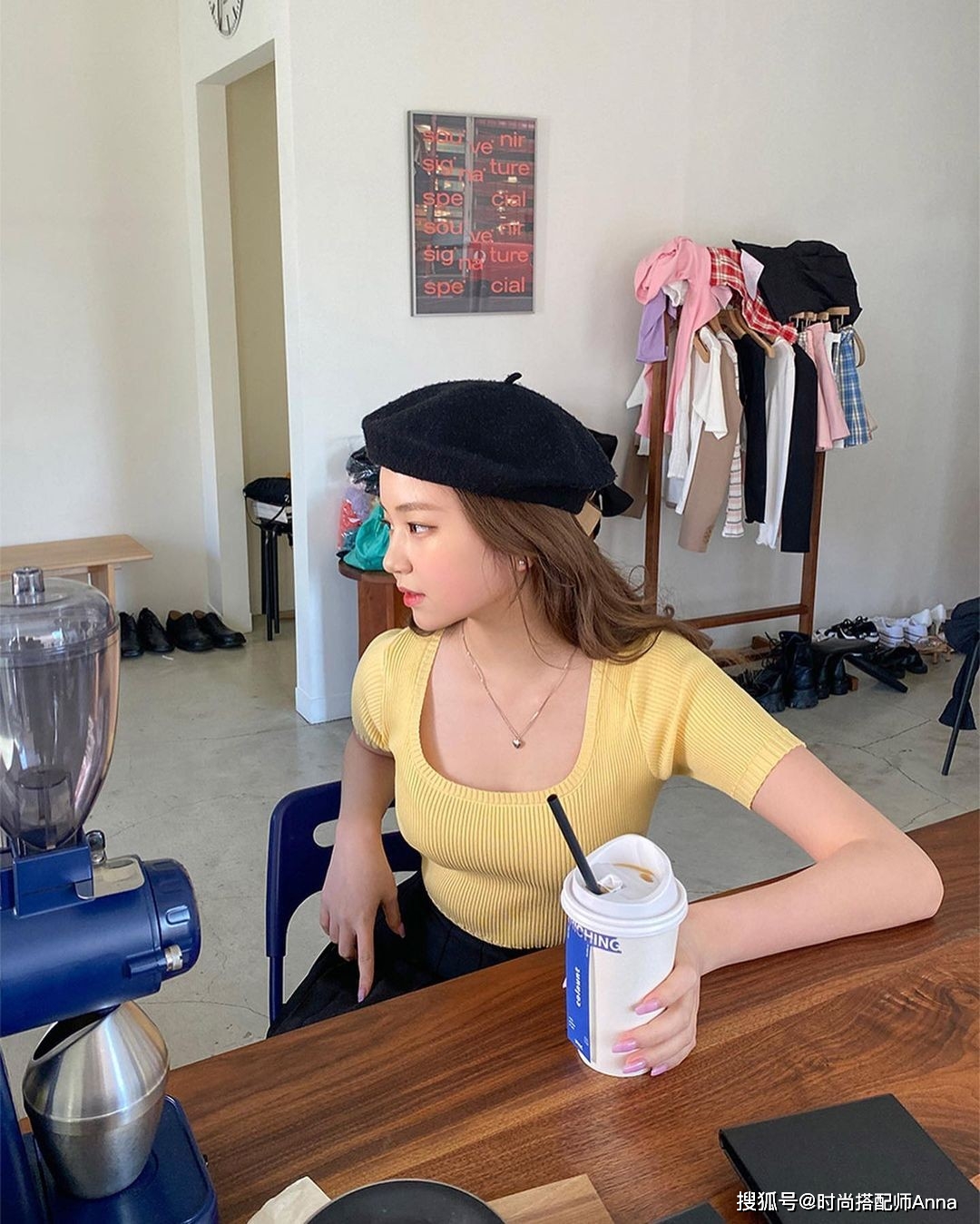 身材|针织T恤与百褶裙是绝配，展露完美身材曲线，穿出超A女神范儿