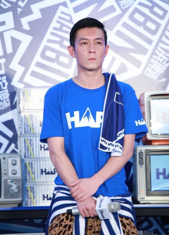 感觉|陈冠希老了也不甘落后,穿蓝色T恤配“奶奶裤”,还挺时髦的