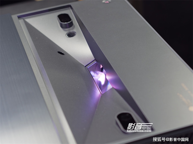 方面|BenQ i985L：迈进另一个阶段的三色激光强作