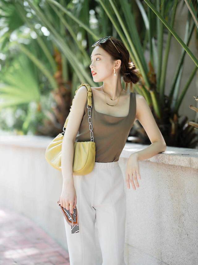 韩系|奔三奔四的气质女神爱这样穿，吊带上衣配西裤干练精致，减龄时髦