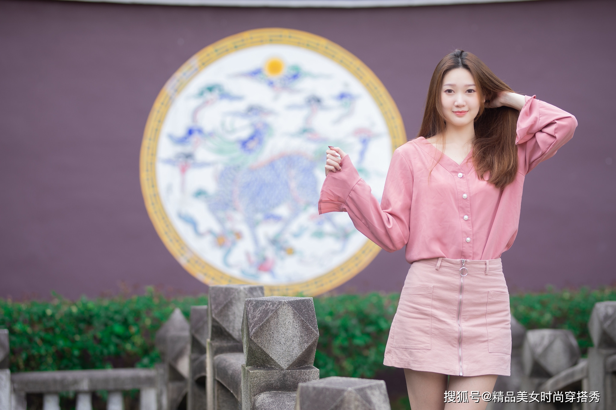 设计|粉色的雪纺衬衫甜美减龄，简约时尚的版型衬托女性柔美的气质