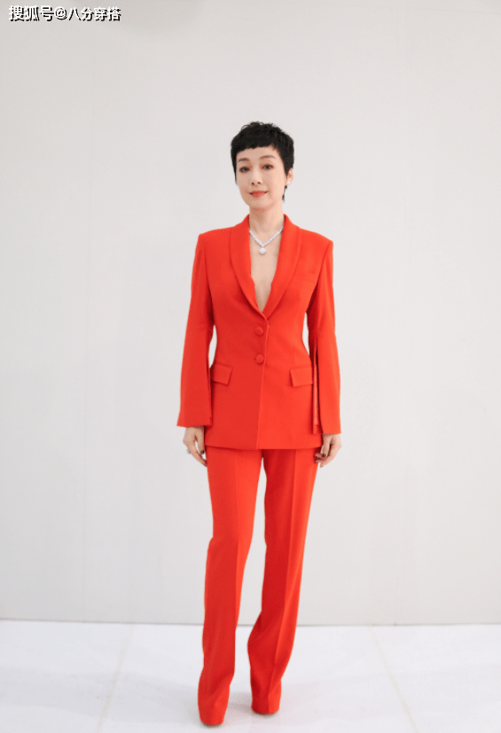 身材|江美仪太懂秀身材，穿红色西装干练潇洒，身姿挺拔不像49岁中年人