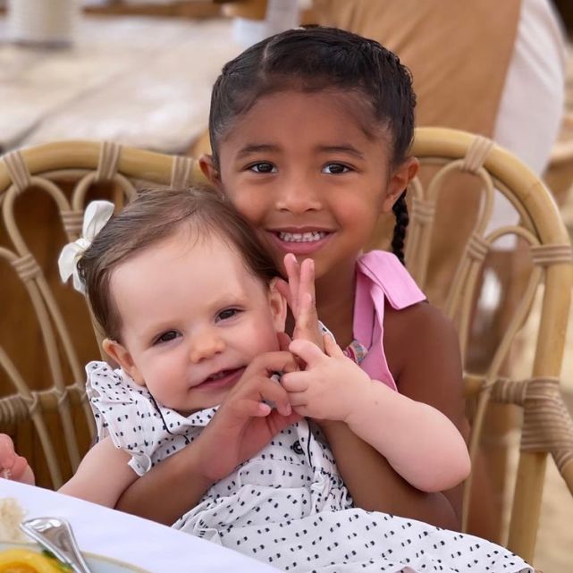 元素|瓦妮莎带三个女儿度假！2岁小女儿穿花裙戴墨镜，三女儿更像科比