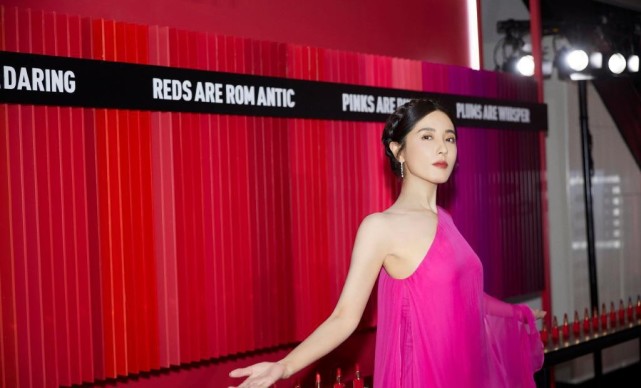 身材|曾黎真是太好看了,穿松垮垮的玫粉色长裙,也不影响颜值发挥