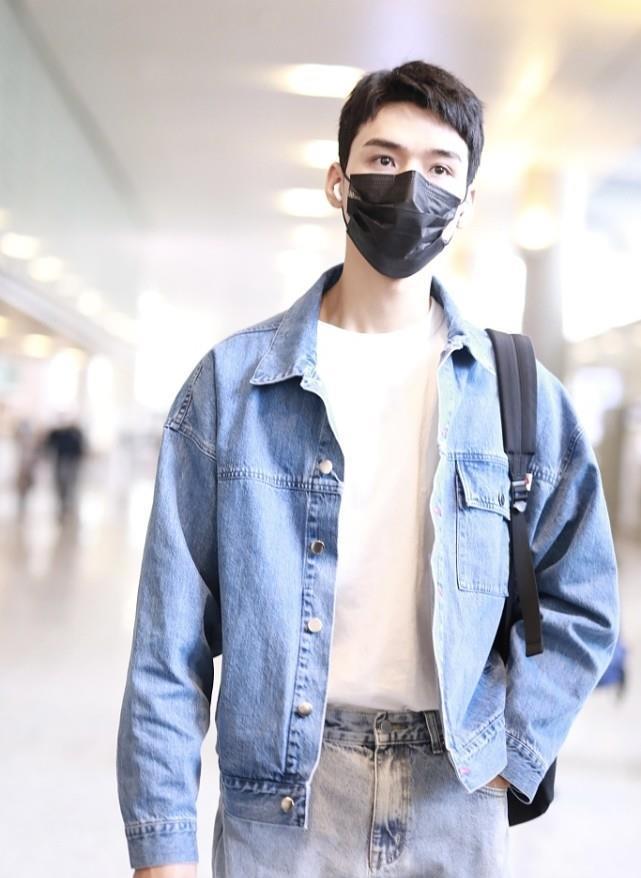 龚俊|龚俊清秀白嫩有少年气质，穿休闲装身材纤细可人，低调装扮也显眼