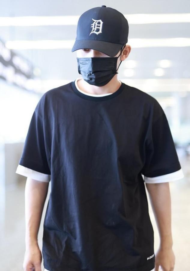 张彬彬|张彬彬不搞“油腻男”那一套，清爽T恤配短裤，肌肉紧实有男人味